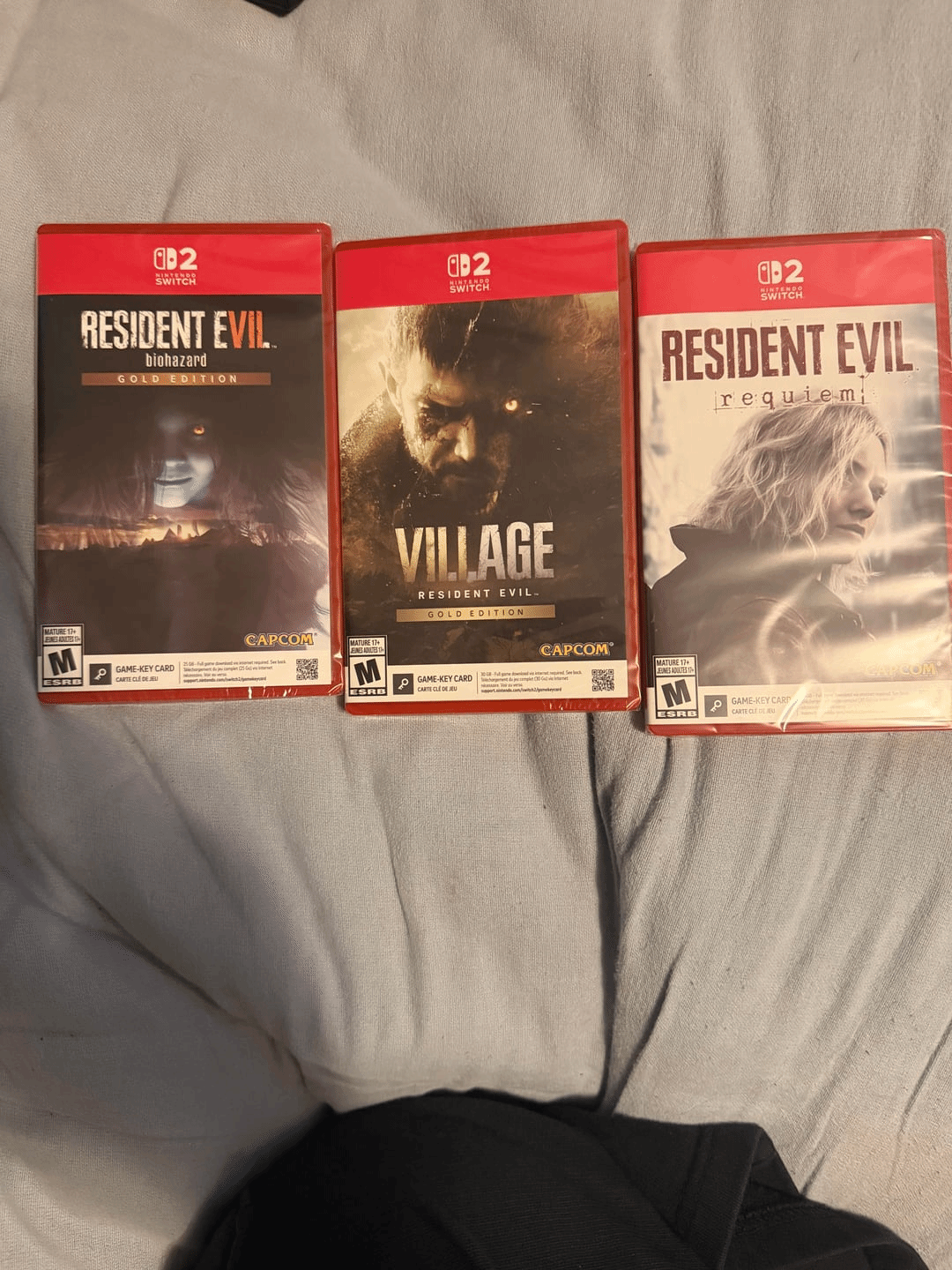 其包装形式为硬纸外包装内含三部游戏的卡带（都是钥匙卡）